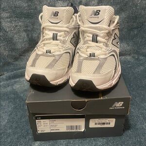 New Balance Kids/ women’s White & Gray Athletic Sneakers. New never worn